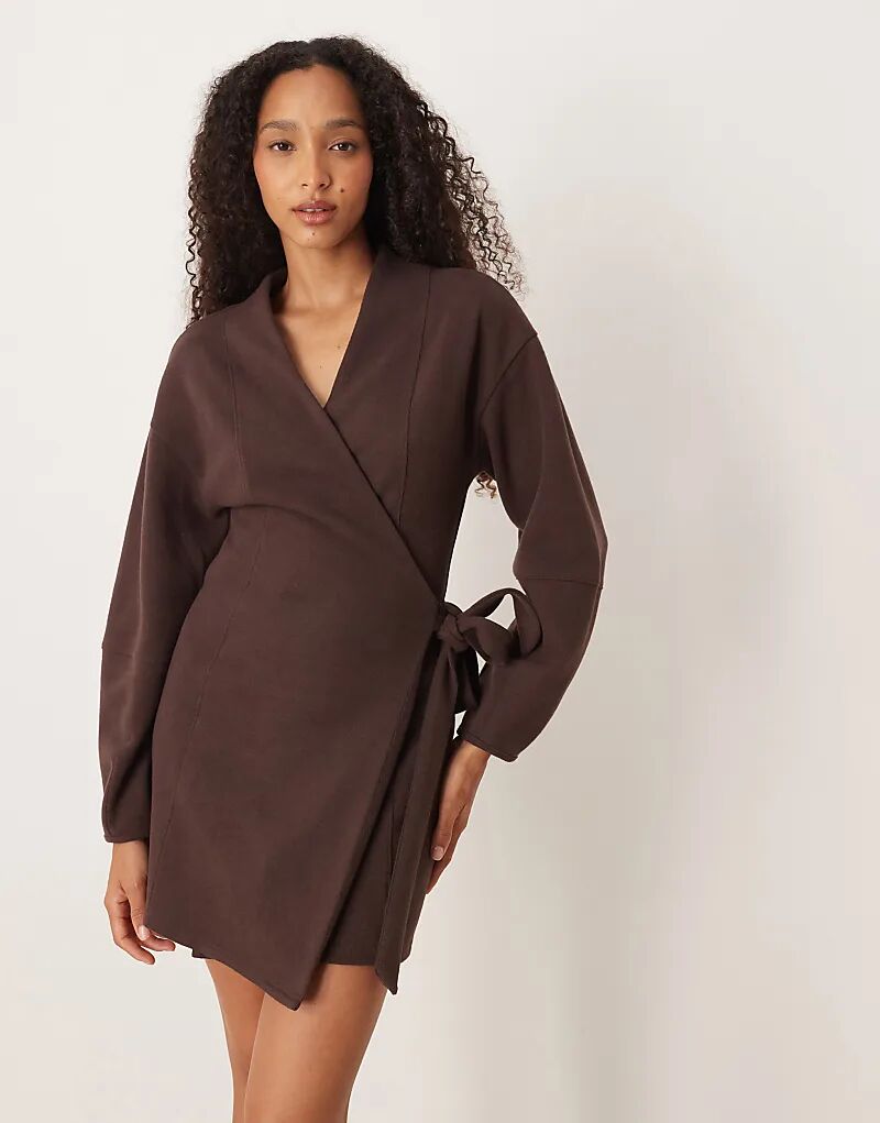 

Супермягкое мини-платье шоколадного цвета с длинными рукавами и завязкой спереди от ASOS DESIGN