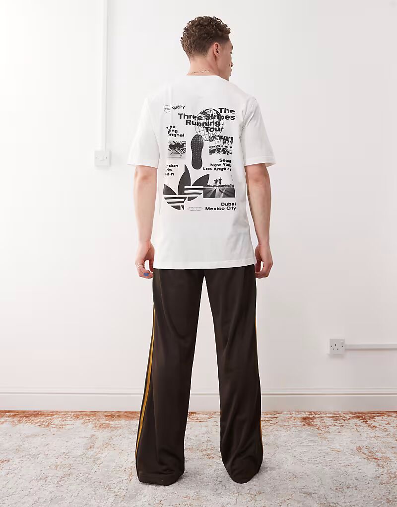 

Футболка Adidas Originals running tour с графикой белого цвета