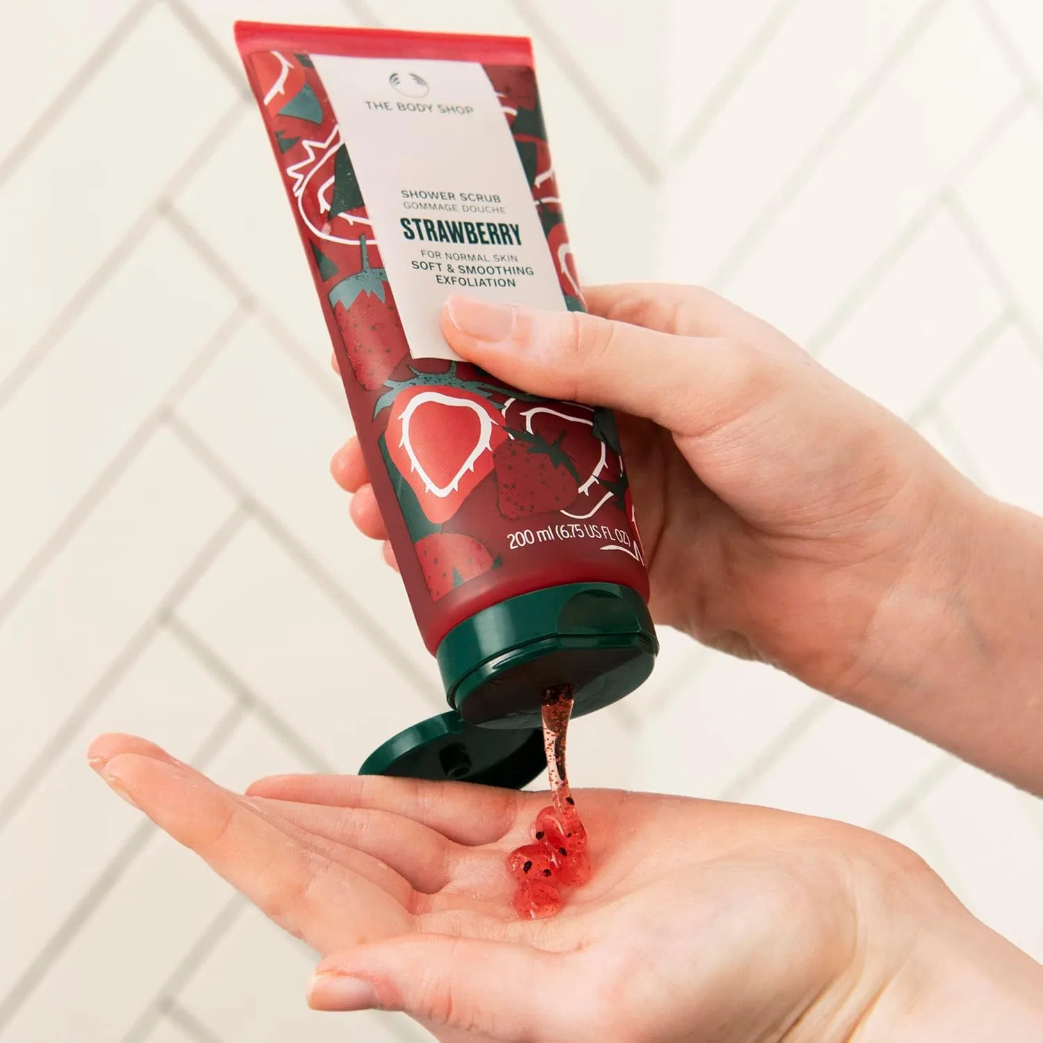 Скраб для тела The Body Shop Strawberry 200 мл — фото 2