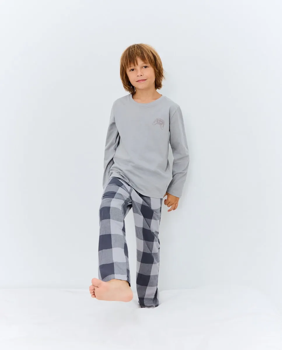 

Детская пижама: длинная, комбинированная, с брюками в клетку и принтом консоли Cotton Juice, черный