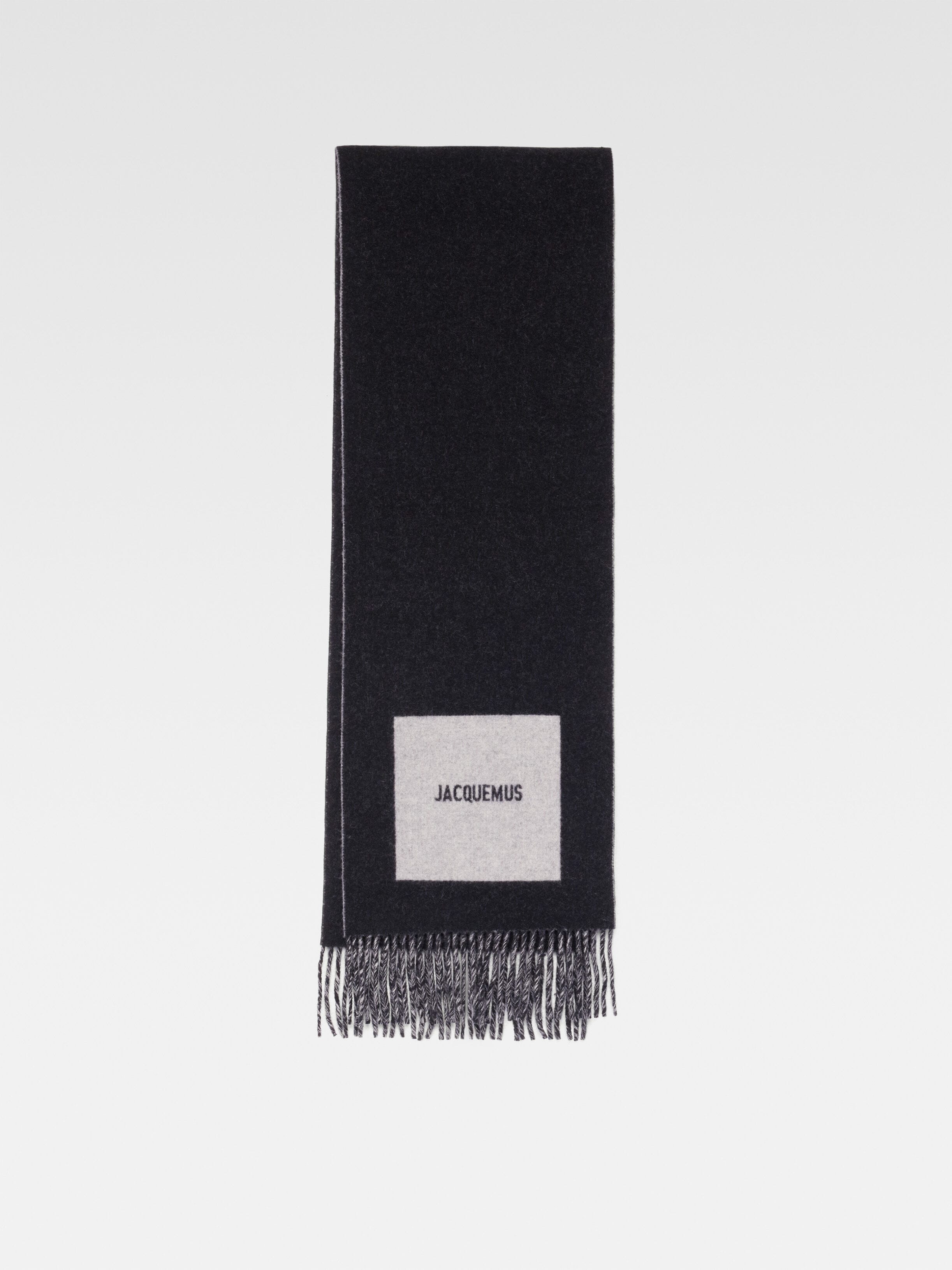 

Шарф с жаккардовым логотипом JACQUEMUS The Rond Carré scarf, цвет Multi-Black