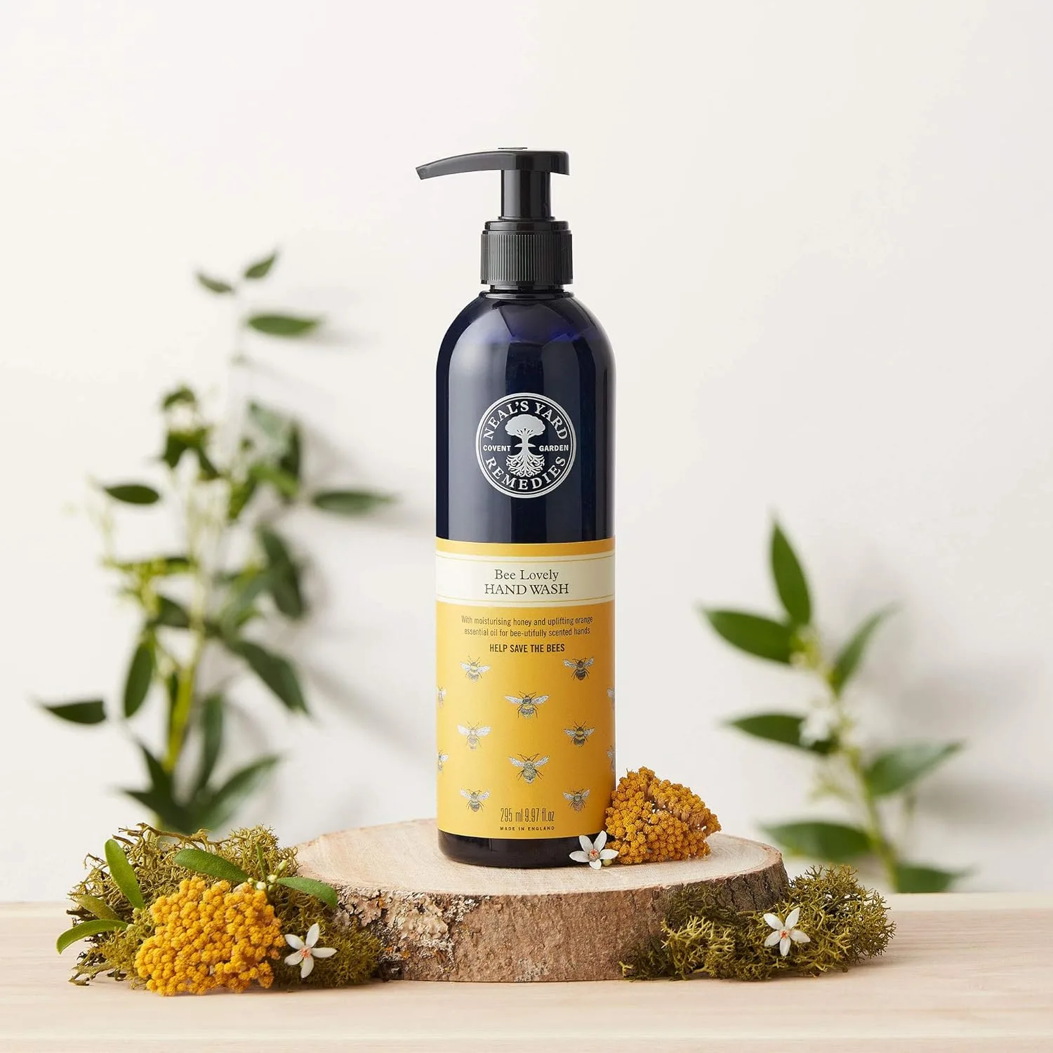 Жидкое мыло для рук Neal's Yard Remedies Bee Lovely, нежное и питательное, с ароматом эфирных масел мандарина и апельсина, 295 мл., orange — фото 2