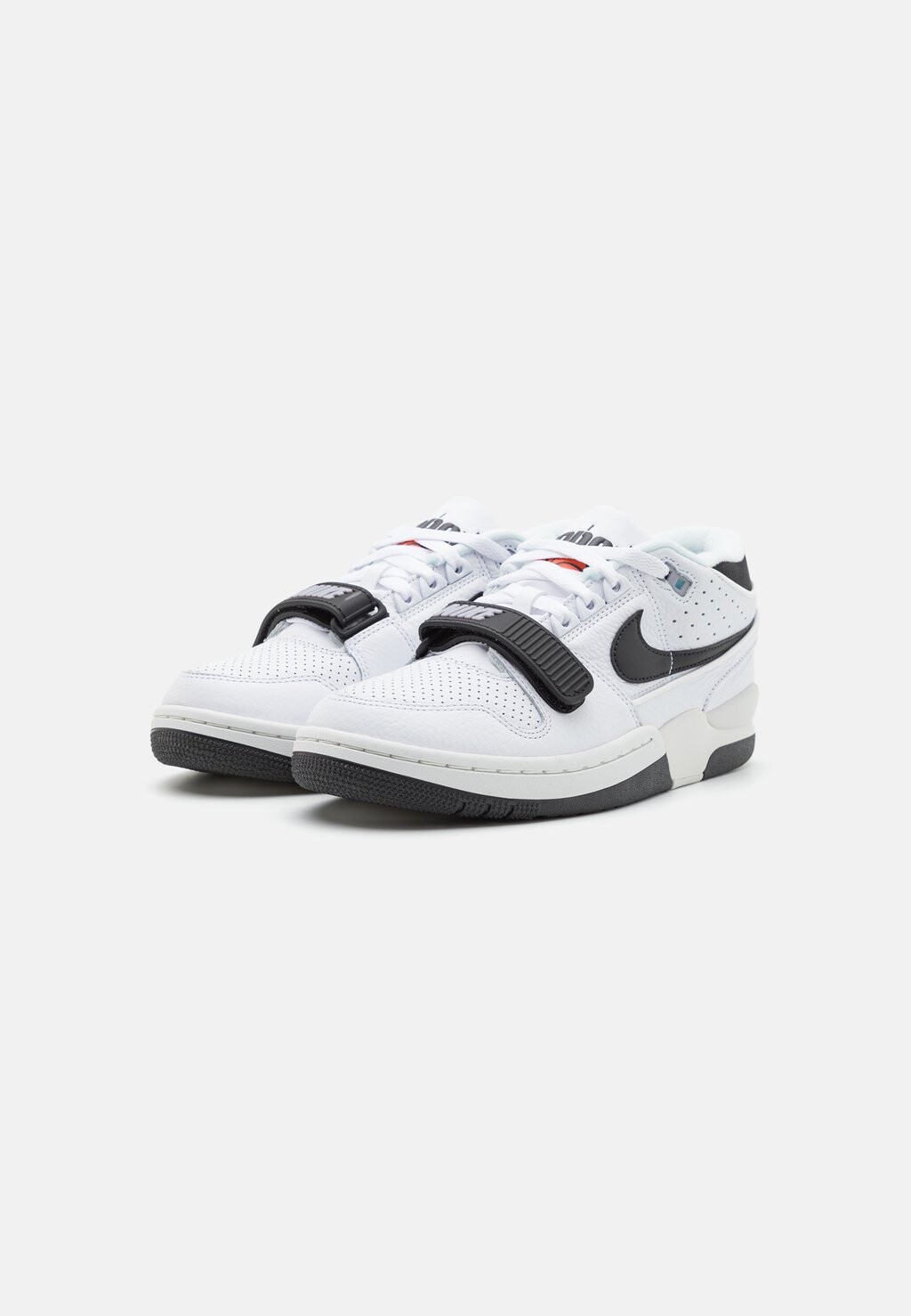 

Кроссовки на шнуровке Nike, белый