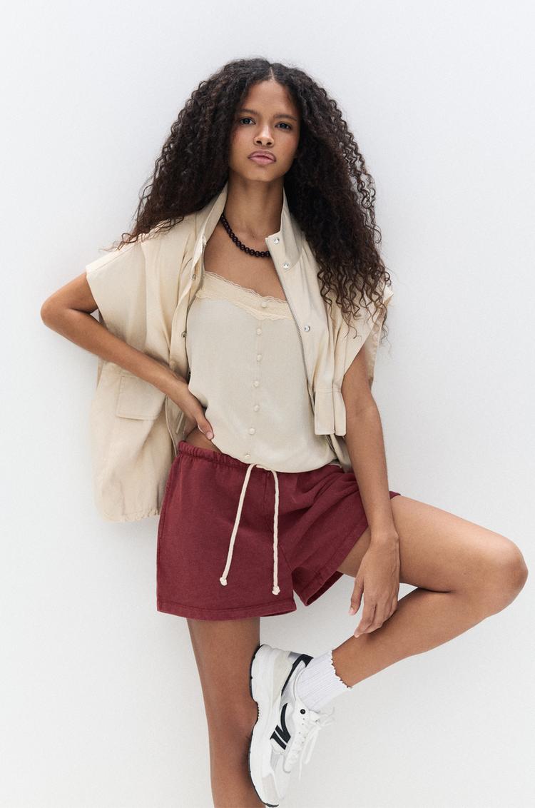 

Спортивные шорты-бермуды с контрастным шнурком Pull And Bear, красный