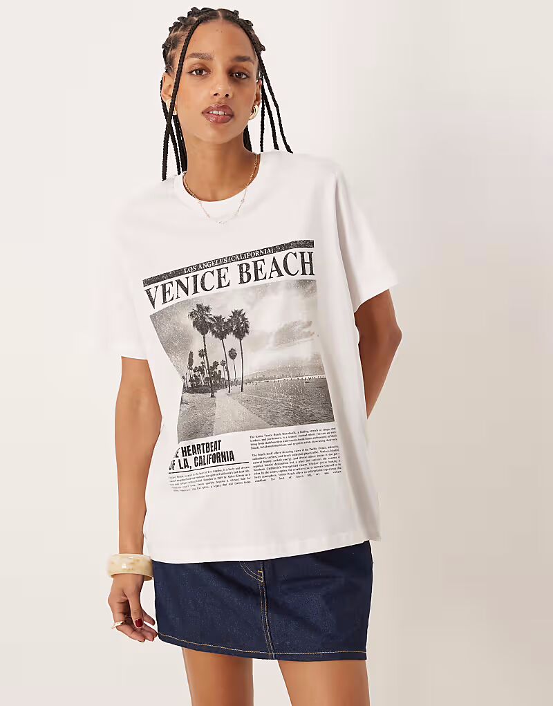 

Футболка ASOS DESIGN прямого кроя с фотографическим рисунком пляжа Венеция белого цвета