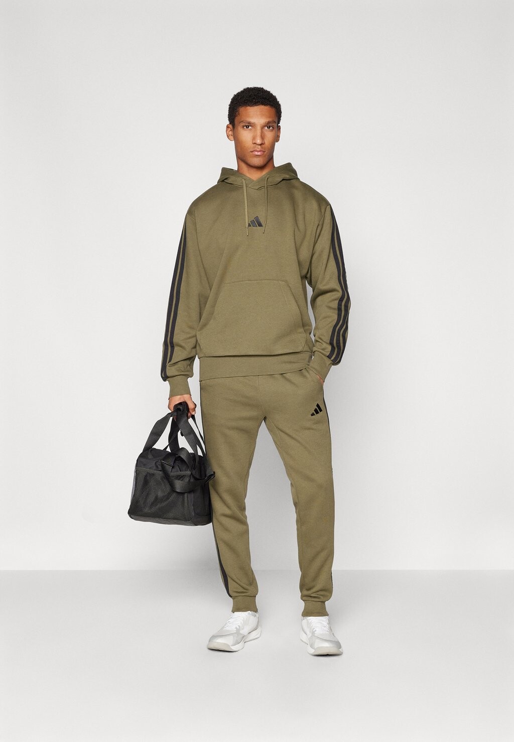 

Толстовка с капюшоном ESSENTIAL THREE STRIPES adidas Sportswear, хаки