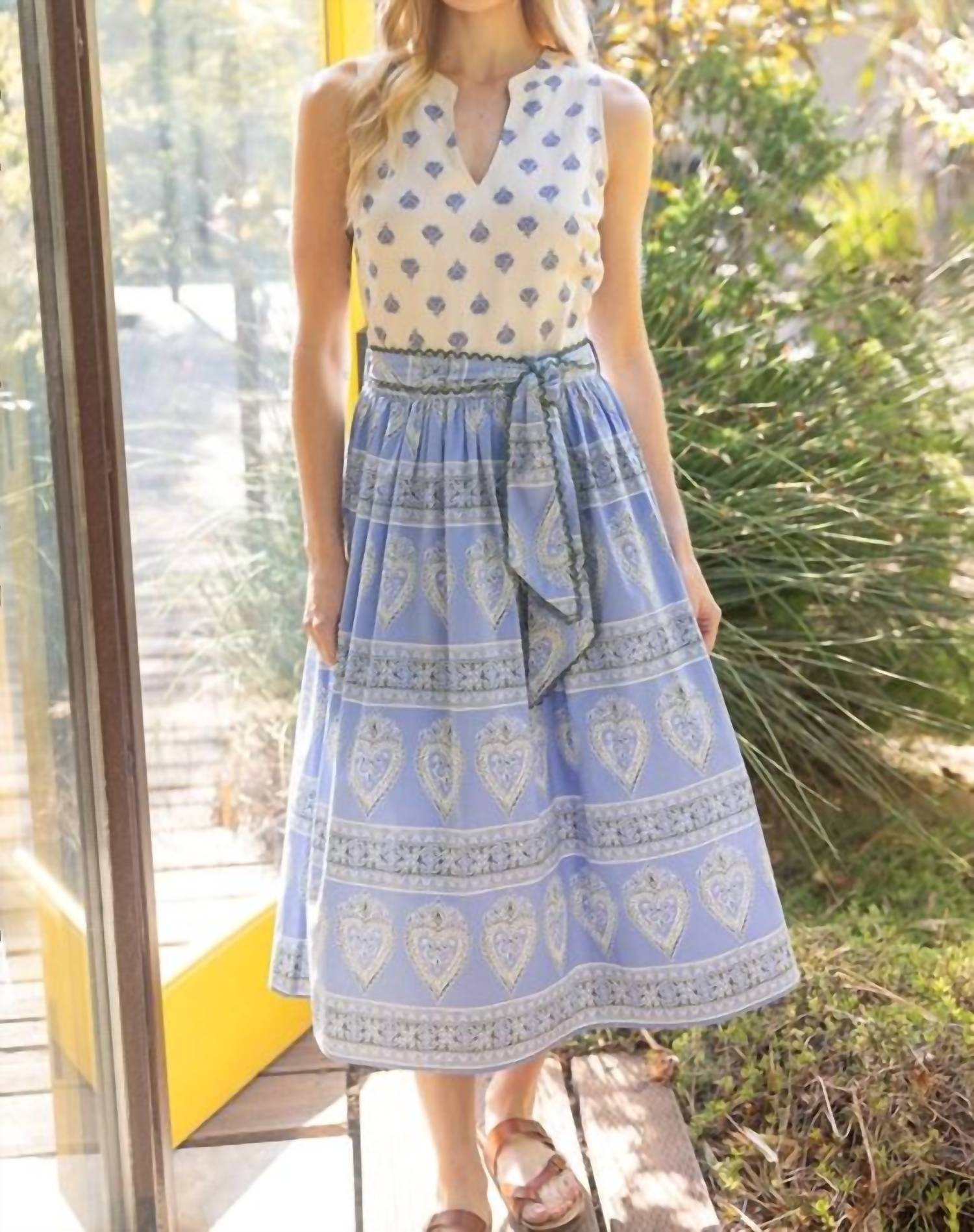 

Смешанный принт, плиссированное платье миди без рукавов в серо-голубом цвете Voy