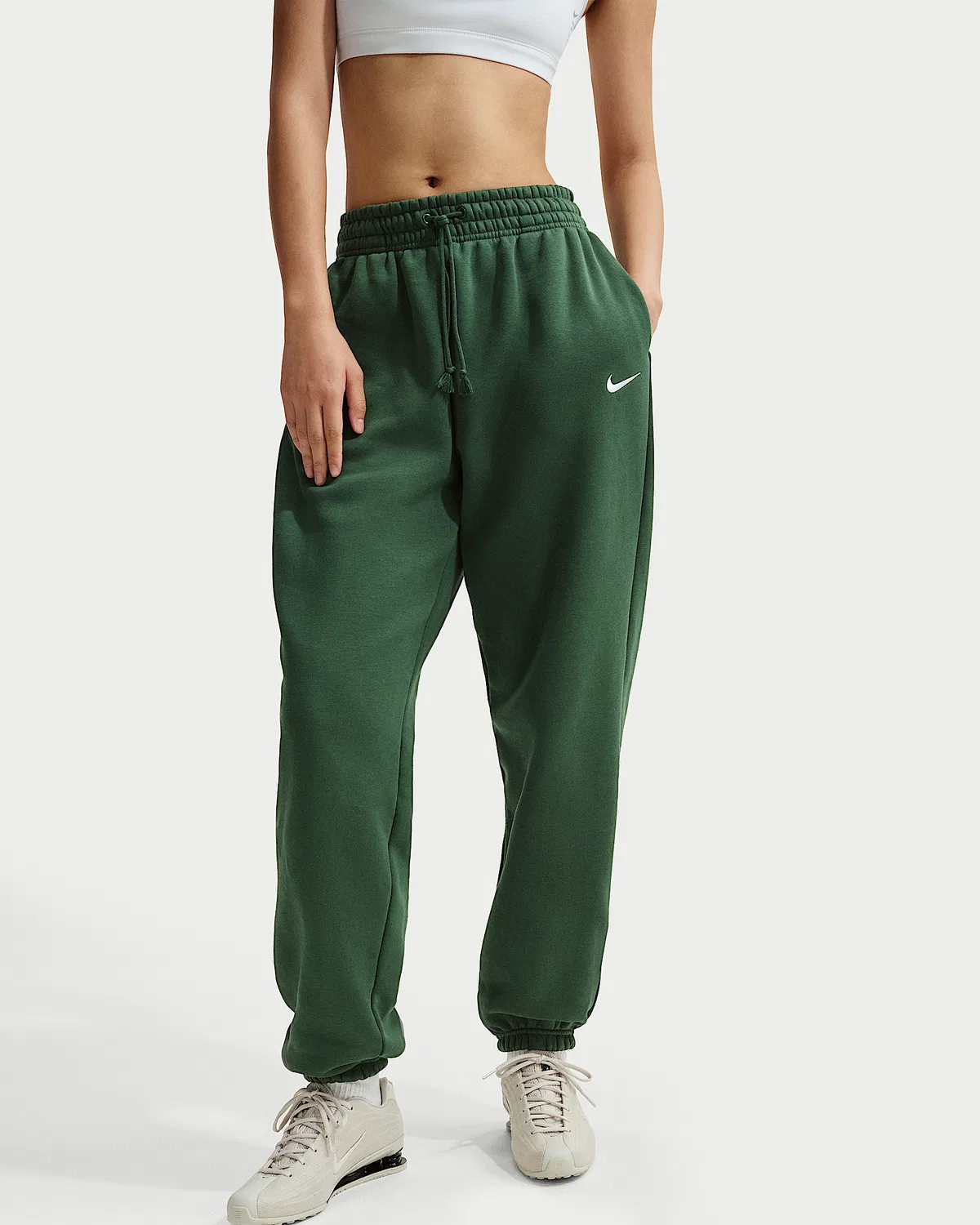 Женские свободные спортивные штаны с завышенной талией Nike Sportswear Phoenix Fleece, Fir/Sail — фото 2