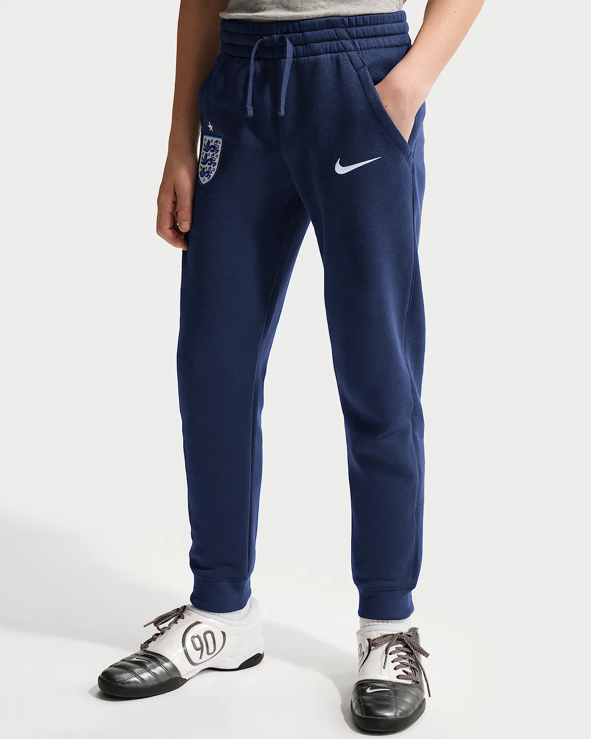 Детские (мальчики) спортивные штаны Nike Soccer Joggers England Club Fleece, Midnight Navy/White — фото 2