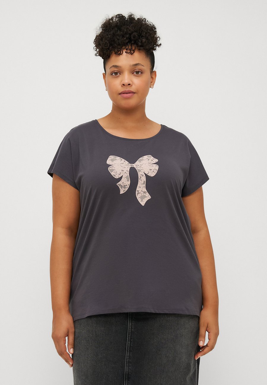 

Футболка Vero Moda Curve VMCCECILIE AVA , Asphalt/Pink Dog Wood/Dark Grey