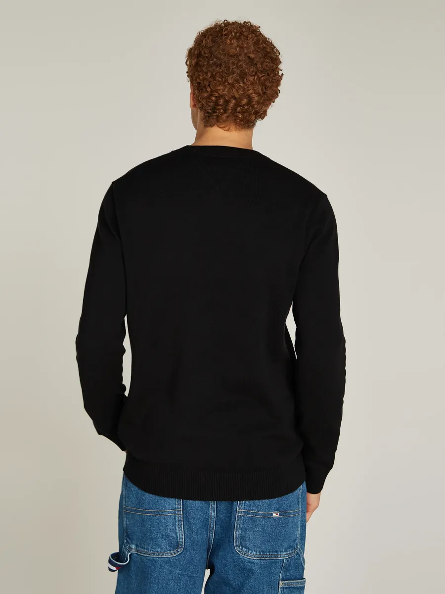Свитер Tommy Jeans с круглым вырезом "TJM SLIM ESSENTIAL LIGHT SWEATER" с нашивкой-флажком, черный — фото 2