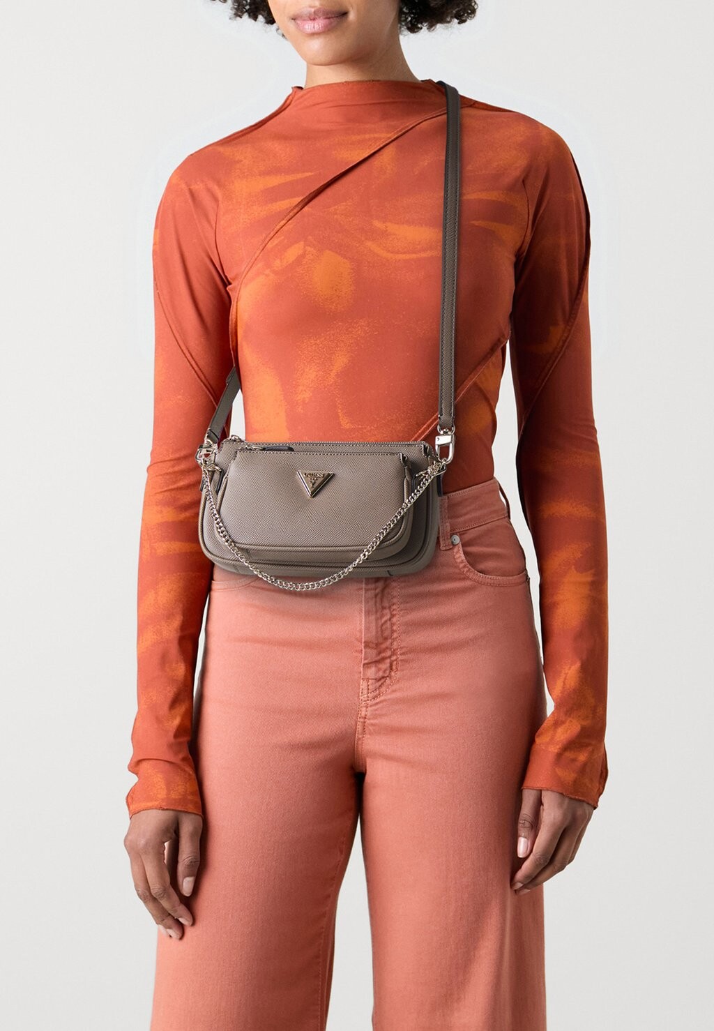 

Сумочка NOELLE POUCH CROSSBODY SET Guess, серо-коричневый