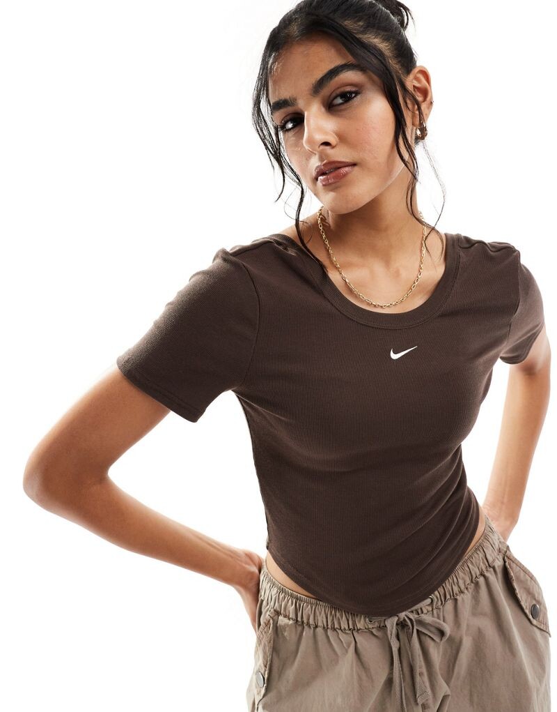 

Коричневая футболка в рубчик с овальной спинкой Nike
