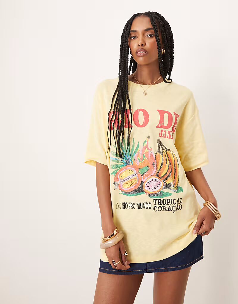 

Футболка свободного кроя ASOS DESIGN с изображением фруктов Рио-де-Жанейро желтого цвета