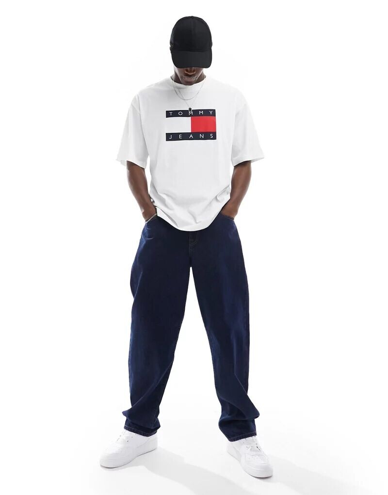

Белая футболка с логотипом в виде флага Tommy Jeans