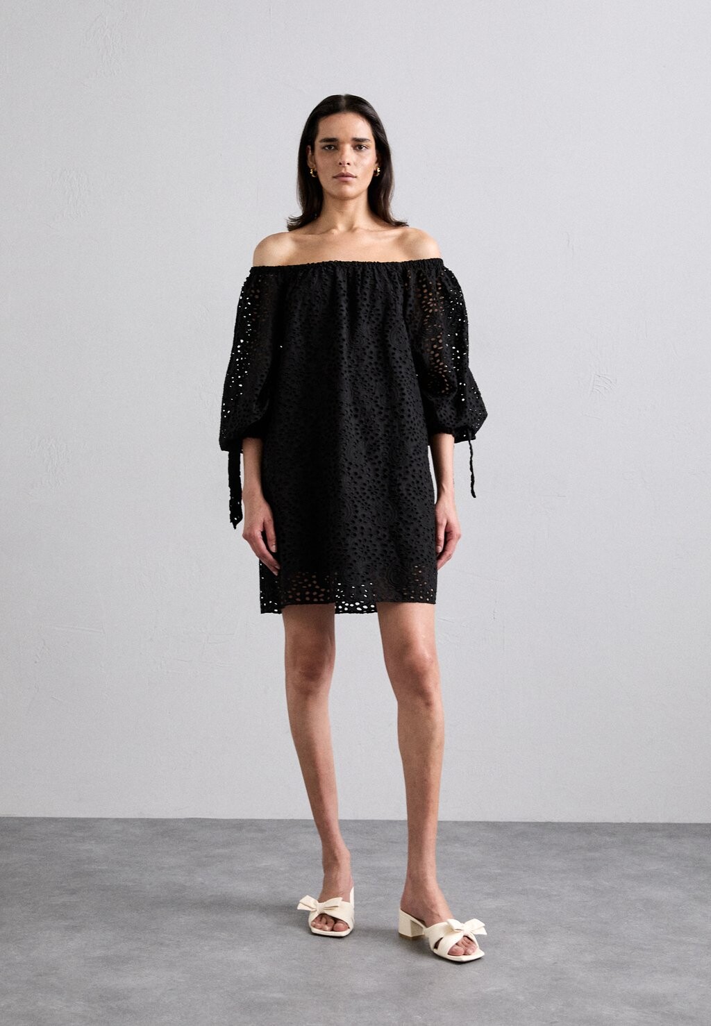 

Повседневное платье ARTEMIS OFF SHOULDER MINI DRESS Alice + Olivia, черный