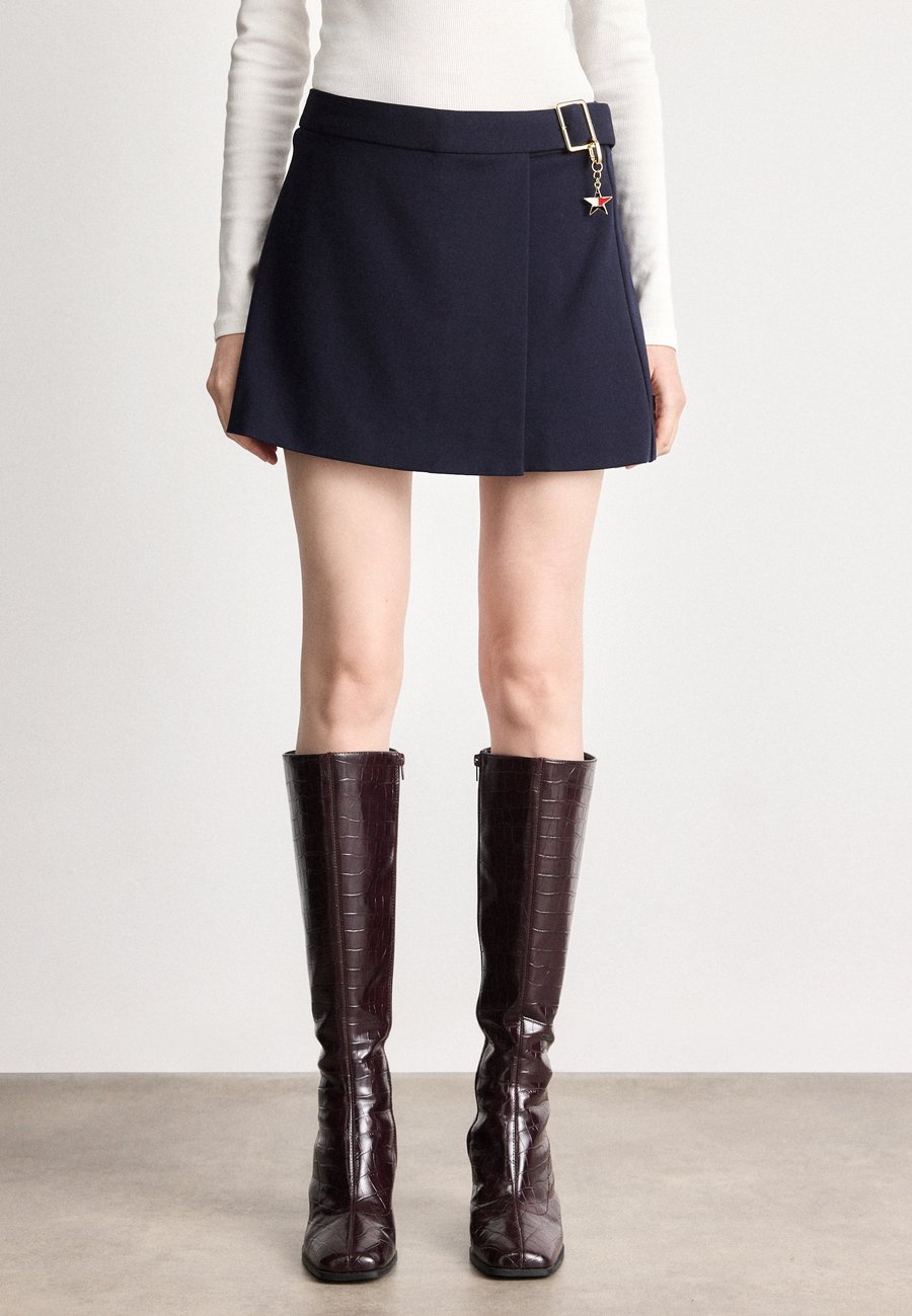 

Юбка Tommy Jeans SCHOLAR TAILORED SKIRT, Sport Navy/Dark Blue