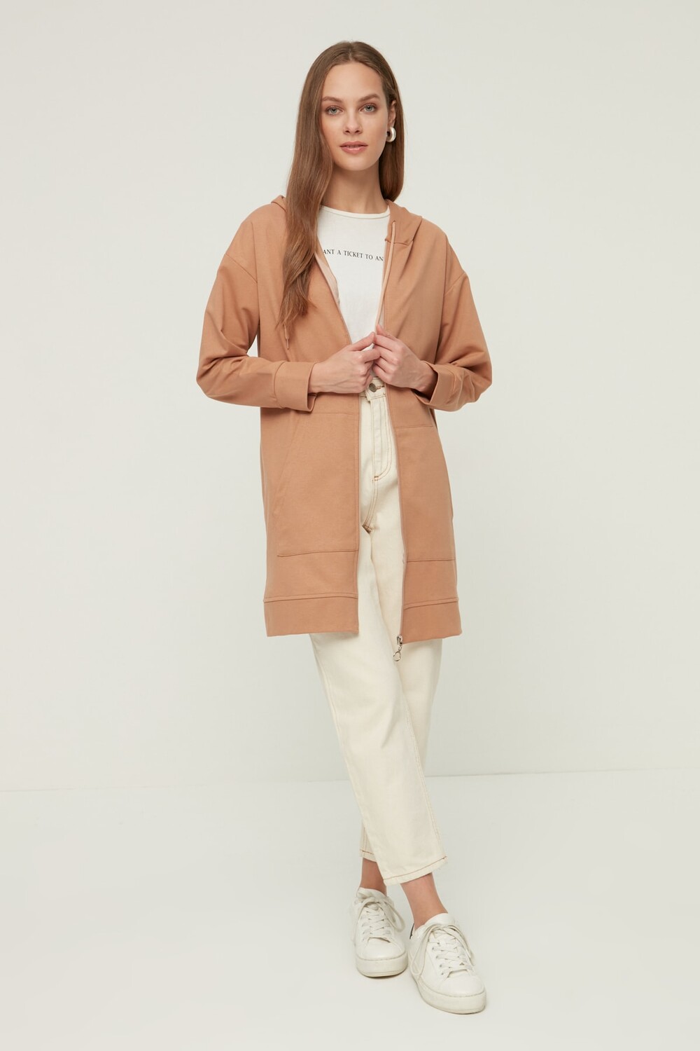 

Базовый вязаный толстовка оверсайз с капюшоном из норки и на молнии Trendyol Modest, коричневый