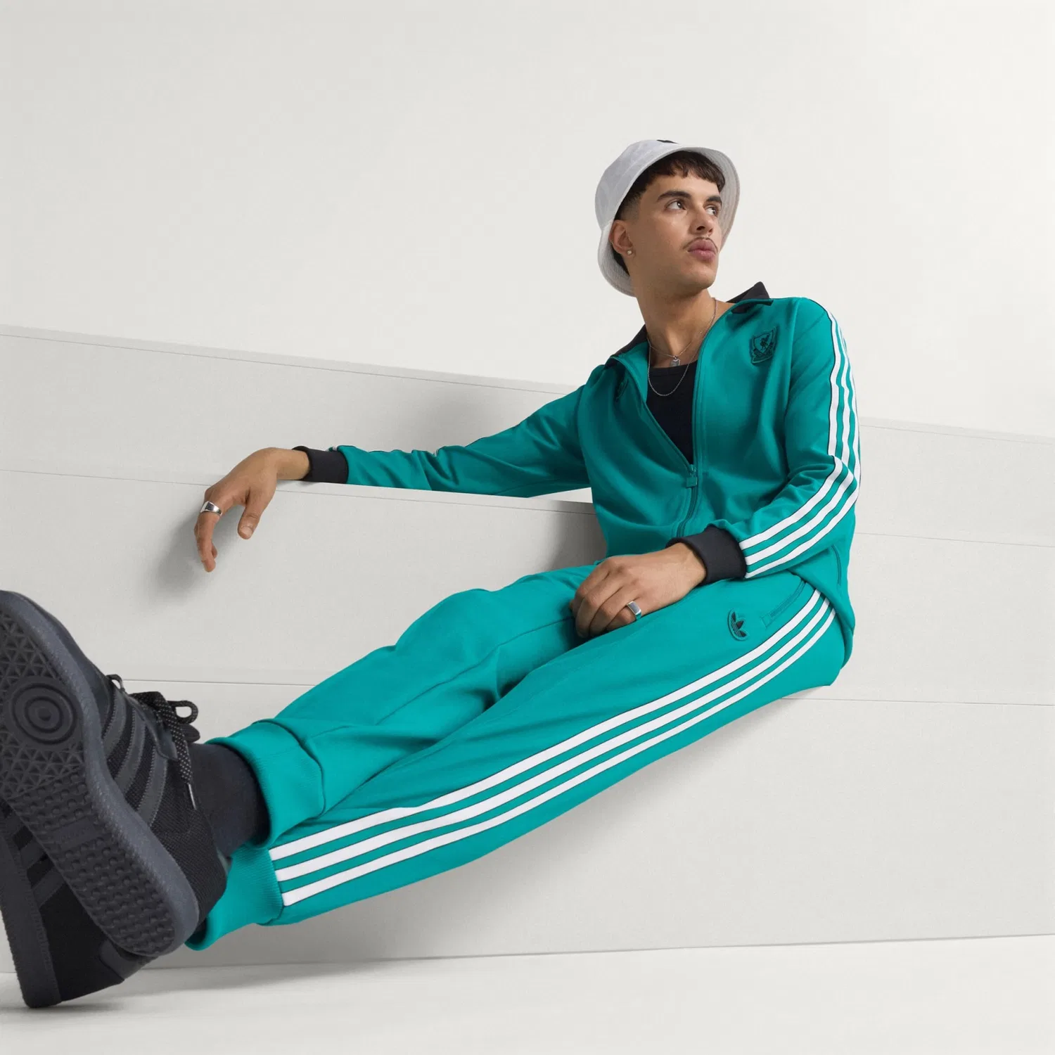 Спортивные брюки Adidas Originals зауженного кроя Liverpool FC Terrace Icons зеленого цвета — фото 4