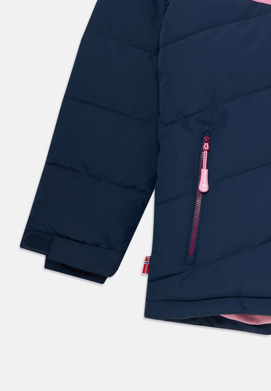 Зимняя куртка TROLLKIDS GIRLS GRYLLEFJORD JACKET, Navy/Plum/Dark Blue — фото 3
