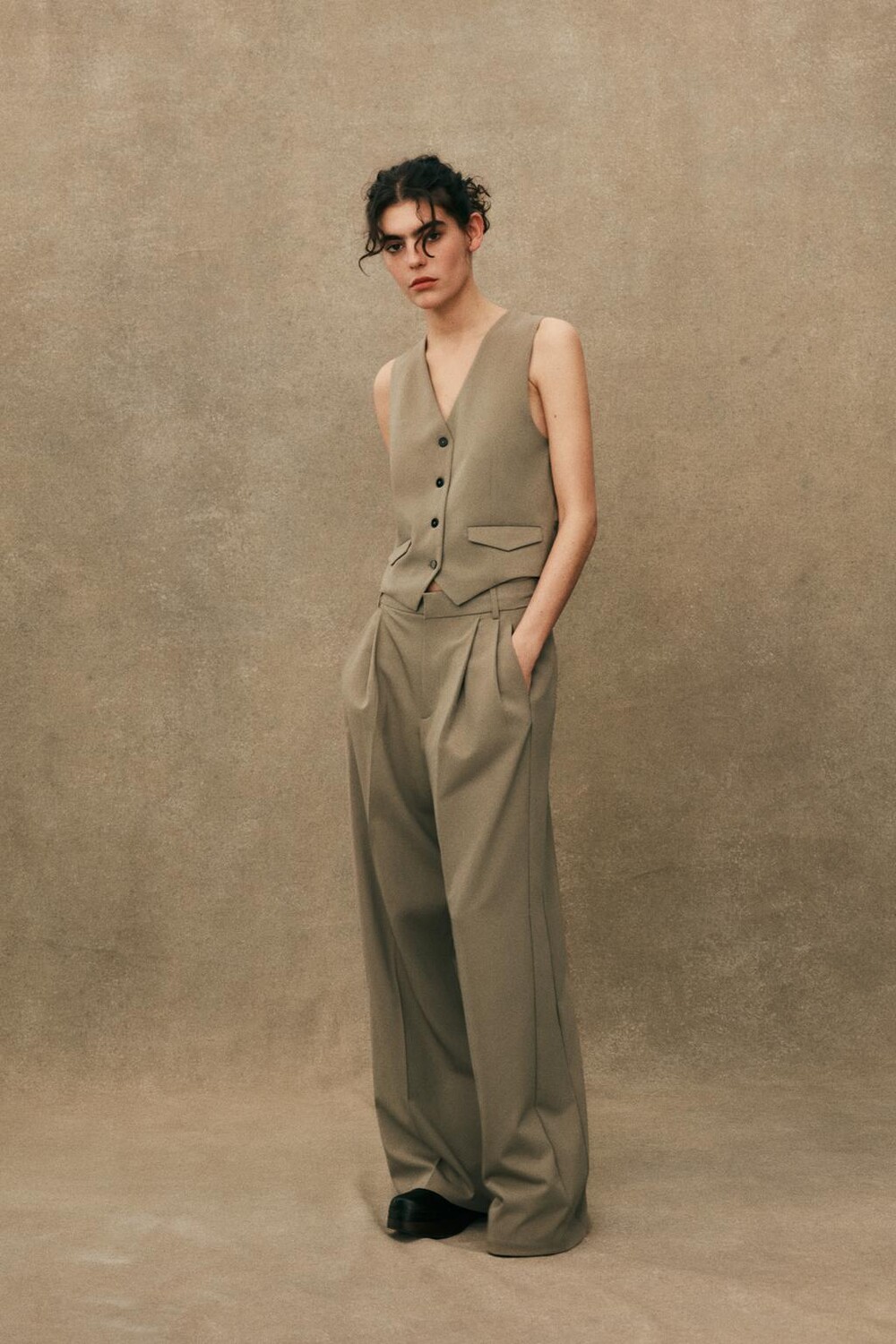 

Брюки с двойной складкой ZARA, темно-бежевый