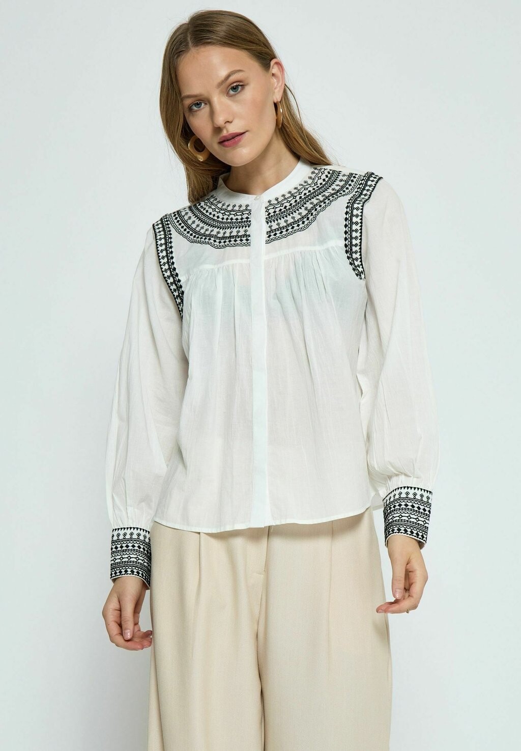 

Блузка-рубашка TORVI LONG SLEEVE PEPPERCORN, цвет p cloud dancer print