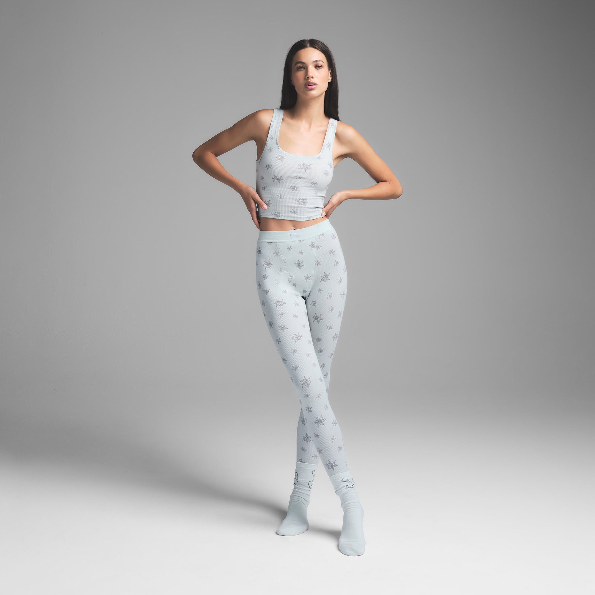 

Комплект майка и леггинсы SKIMS, цвет frost snowflake print