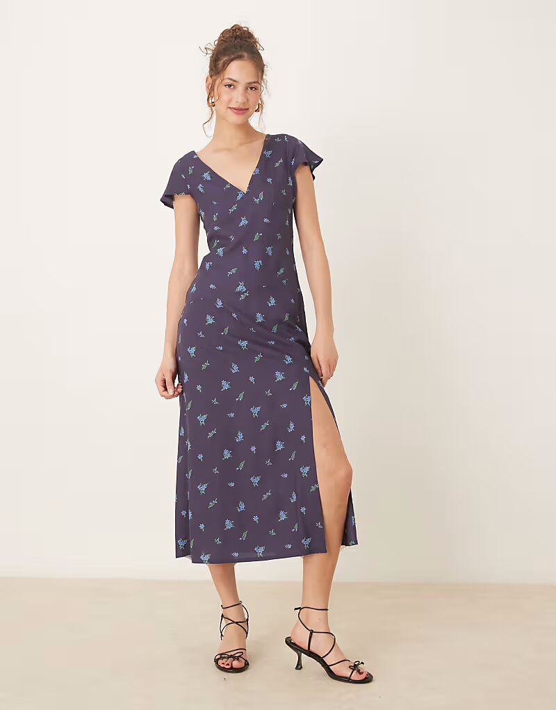 

Платье миди ASOS DESIGN с V-образным вырезом и рукавами-крылышками, темно-синее с мелким цветочным принтом
