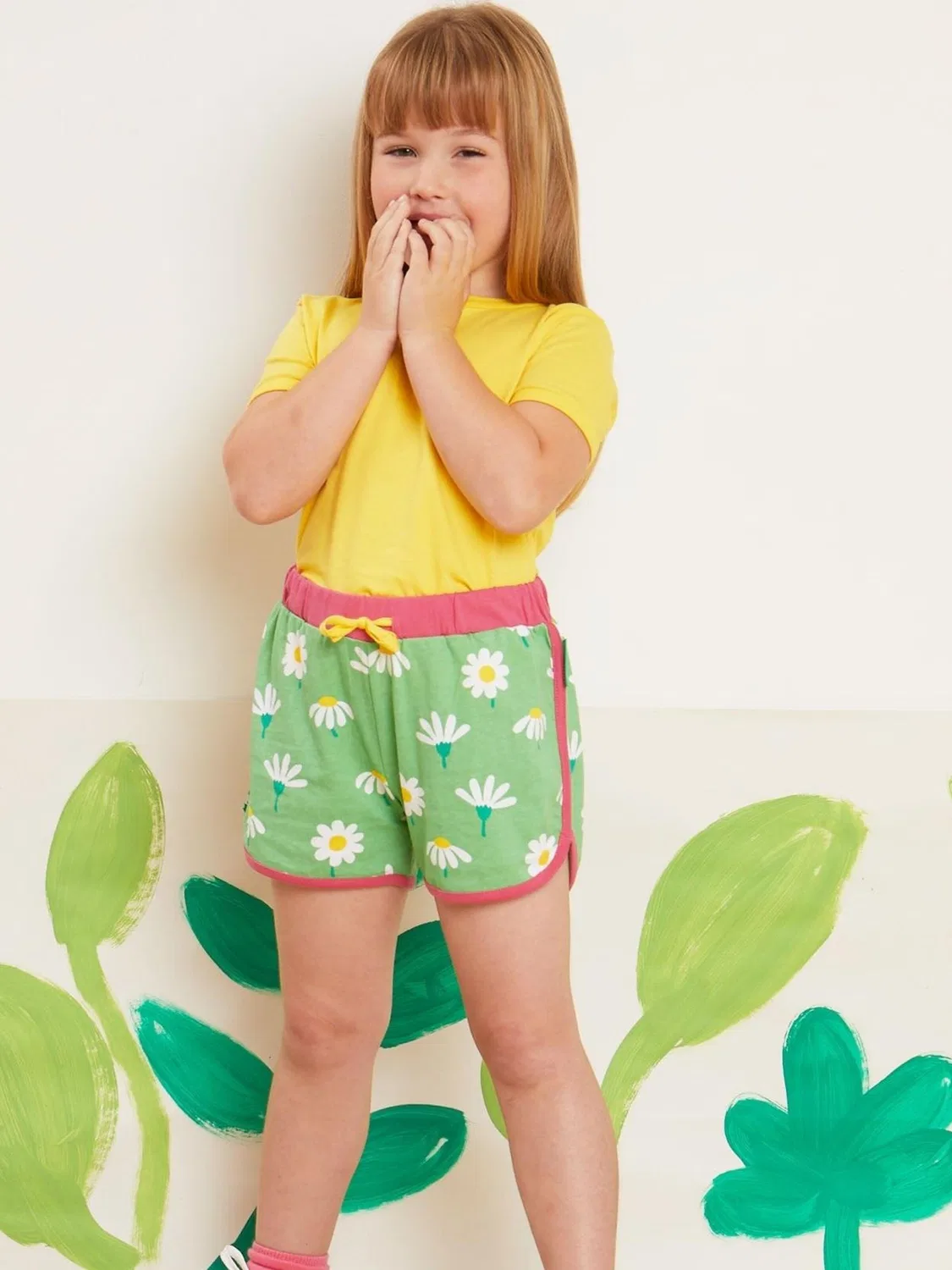 Зеленые брюки Toby Tiger Regular Bio-Baumwoll Kinder Shorts mit Gänseblümchen-Druck' — фото 3