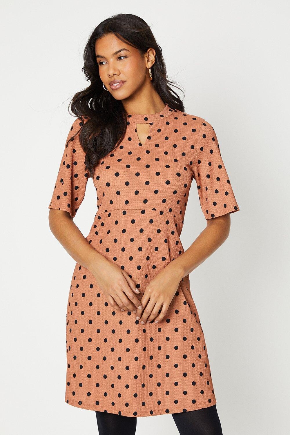 

Мини-платье с высоким вырезом и объемными рукавами Dorothy Perkins, бежевый