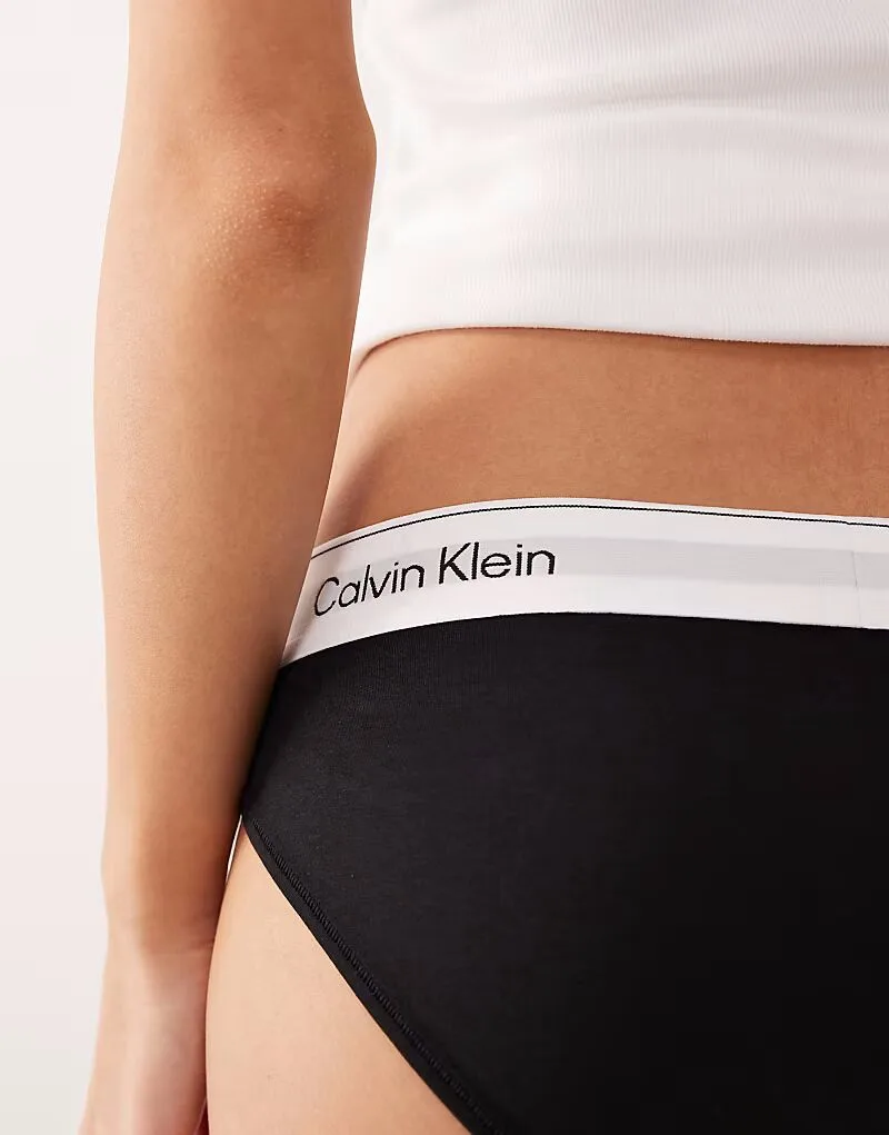 Трусики-бикини Calvin Klein Icon из хлопка и модала, черные — фото 3