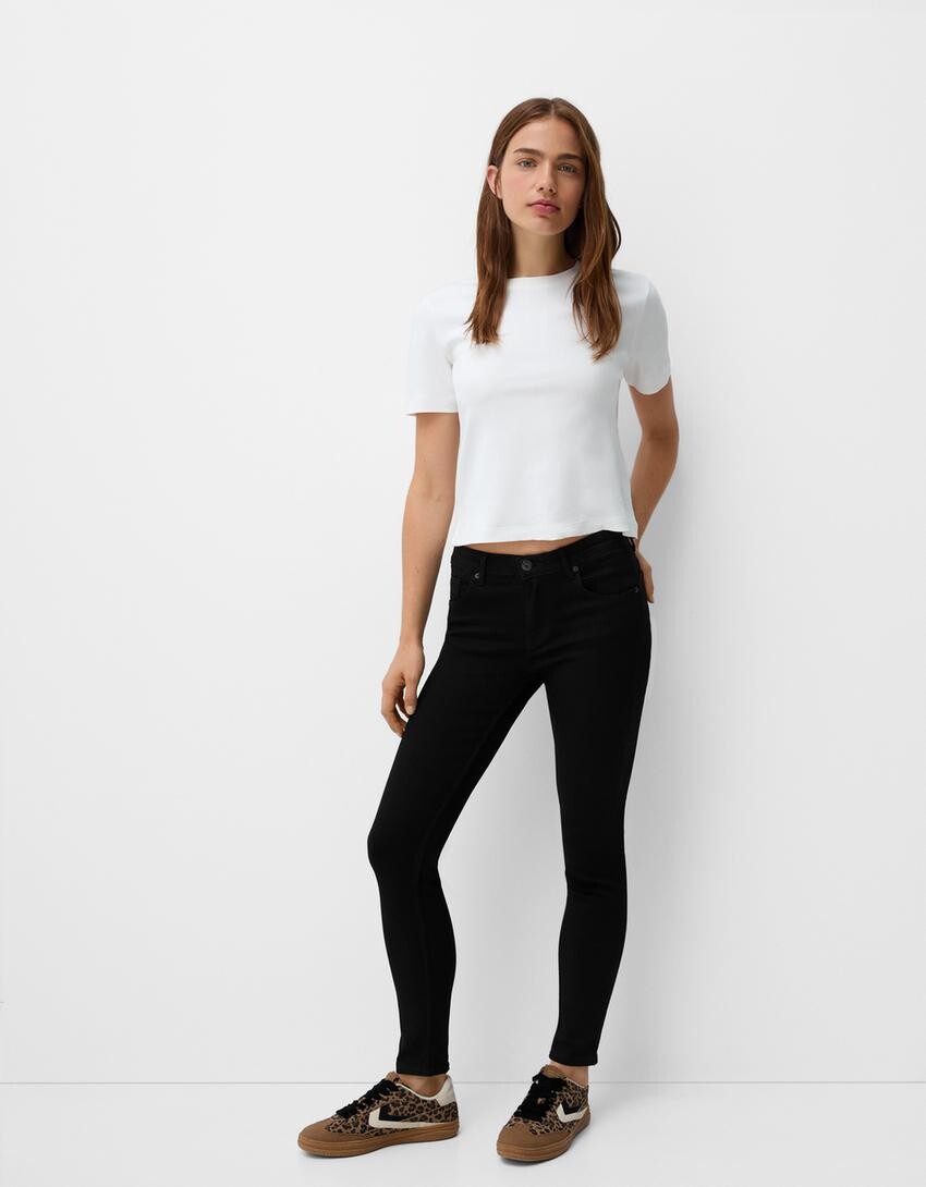 

Узкие джинсы с эффектом пуш-ап Bershka, черный