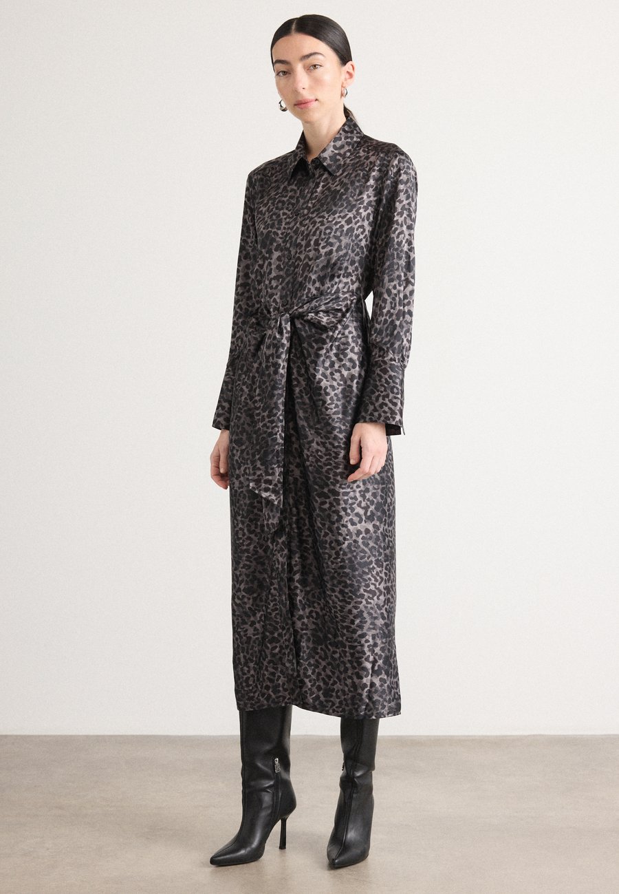 

Платье DKNY LONG SLEEVE BUTTON FRONT SHIRT DRESS TIE AT WAIST, Disguise Black/Dark Brown
