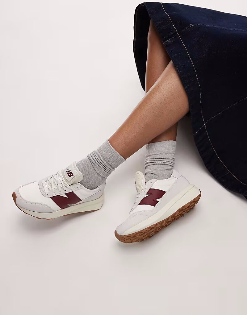 Кроссовки New Balance 370 в кремово-белом и красном цветах