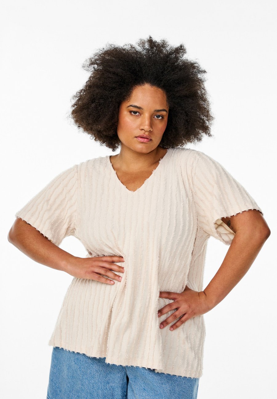 

Блуза Zizzi MIT KURZEN ÄRMELN UND STREIFENSTRUKTUR, Sand W Lurex/Sand