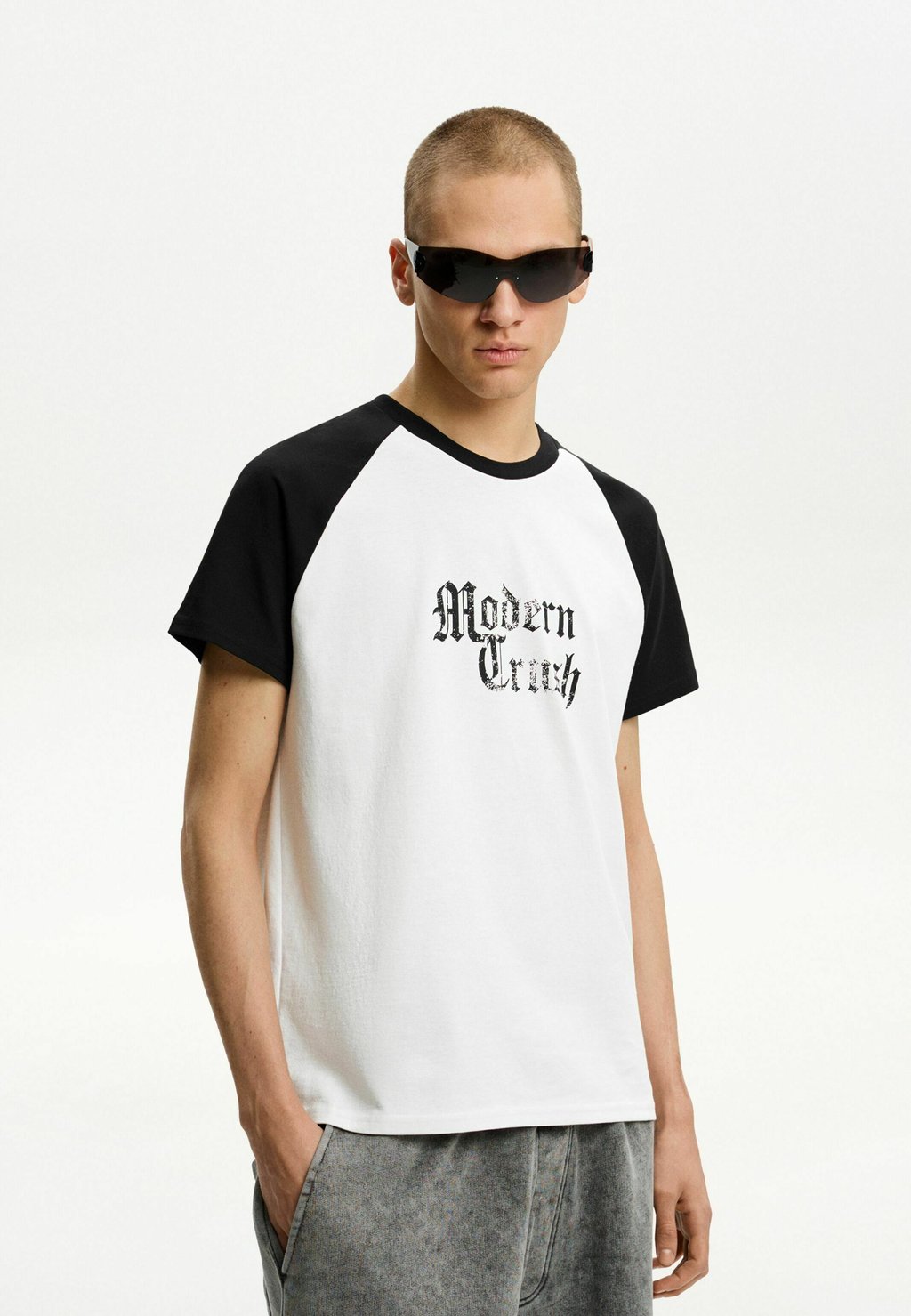 

Футболка с принтом SHORT SLEEVE Bershka, белый
