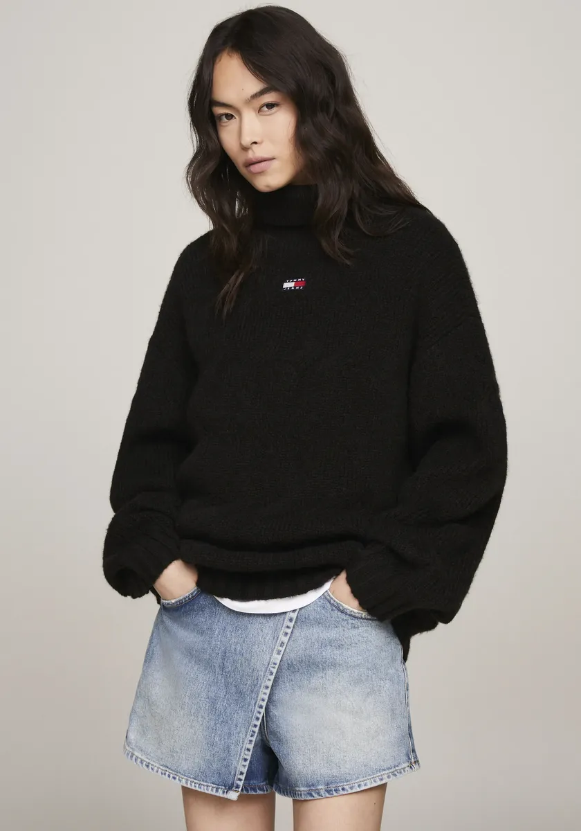 

Вязаный свитер Tommy Jeans "TJW BADGE TRTLNK CABLE SWEATER", с высоким воротником, рельефная вязка, черный