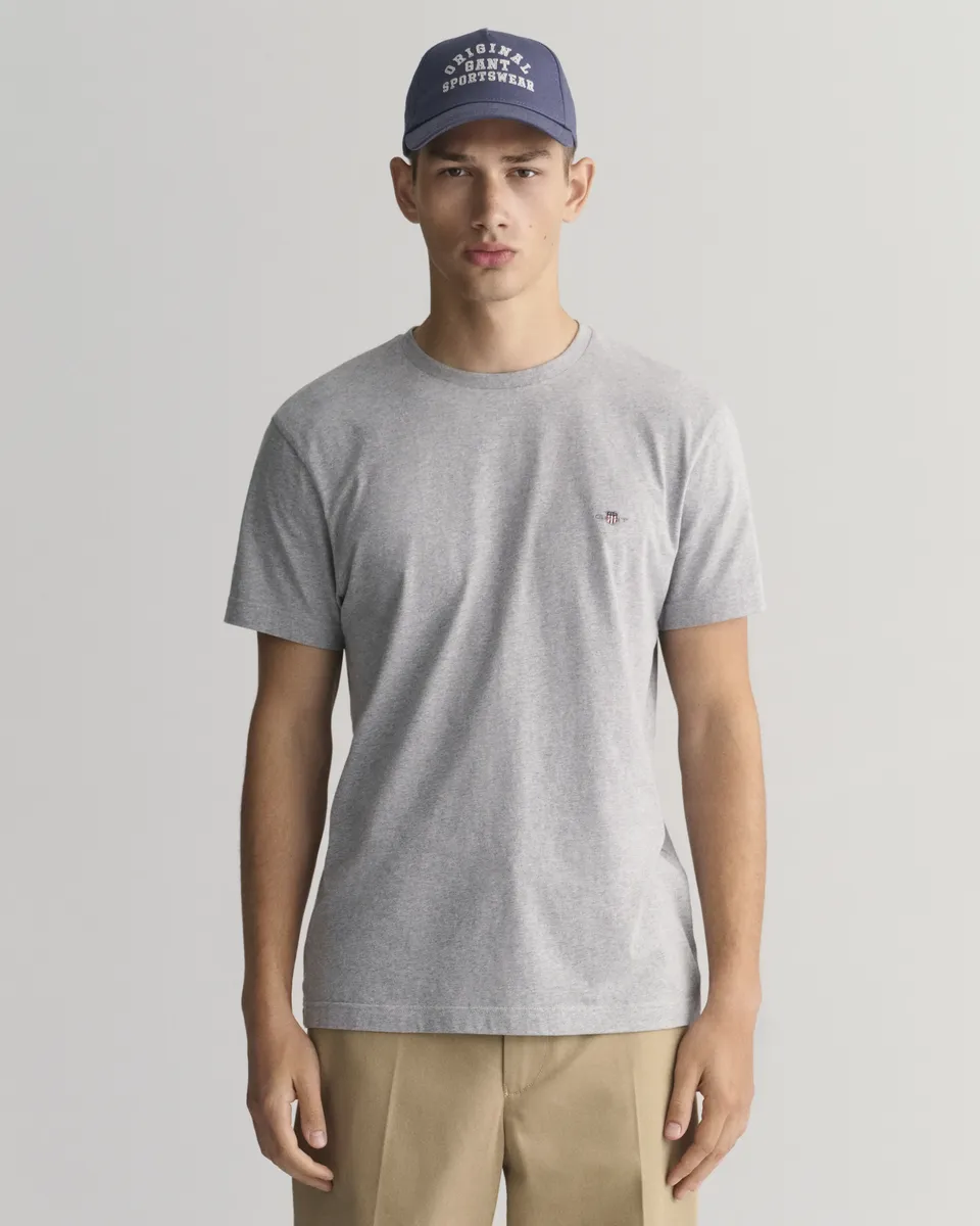 

Футболка Gant "SLIM SHIELD SS T-SHIRT", с вышитым логотипом на груди, серый