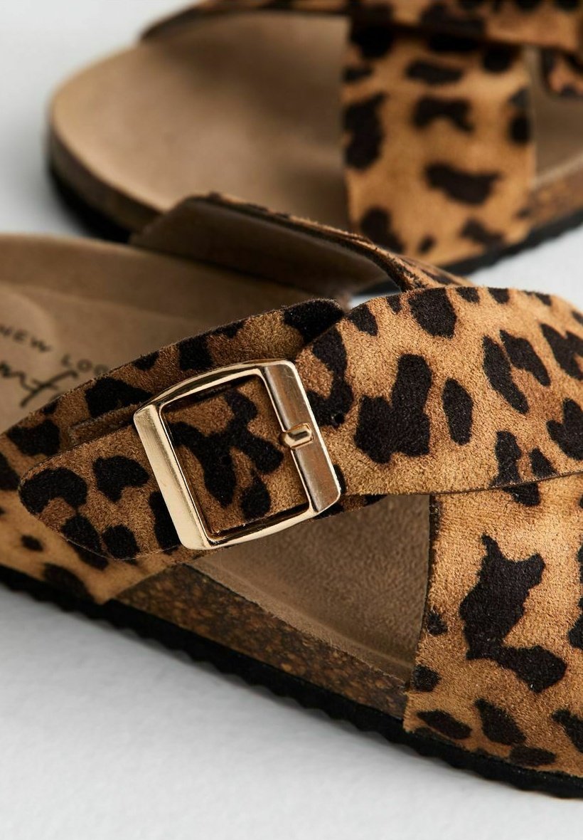 Сандалии WIDE FIT STONE LEOPARD PRINT CROSSOVER STRAP New Look Wide Fit, цвет Stone — фото 4