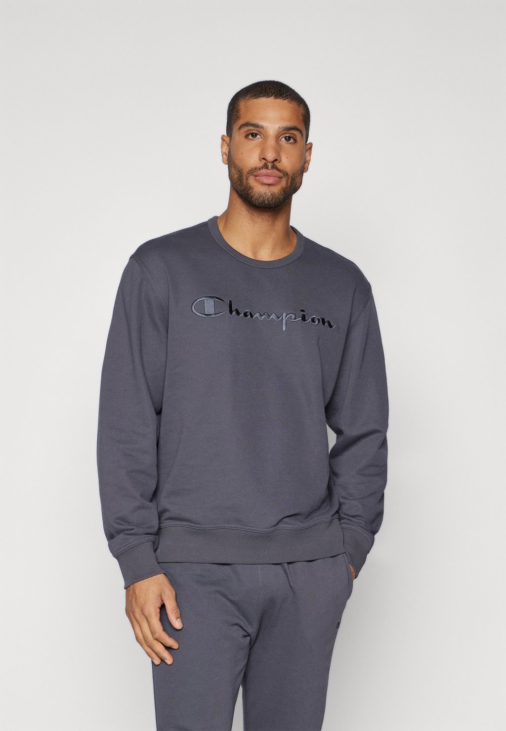 

Толстовка ICONS CREWNECK WITH LARGE TONAL LOGO Champion, темно-серый
