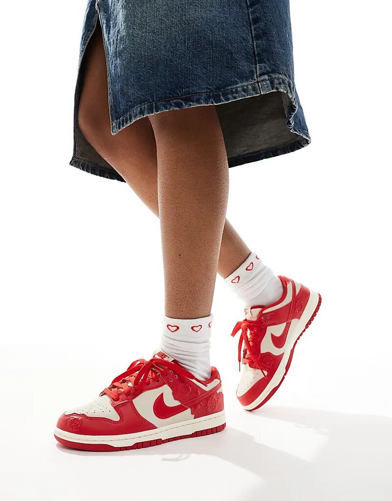 Кроссовки Nike Dunk Low SE красного и бежевого цветов — фото 3