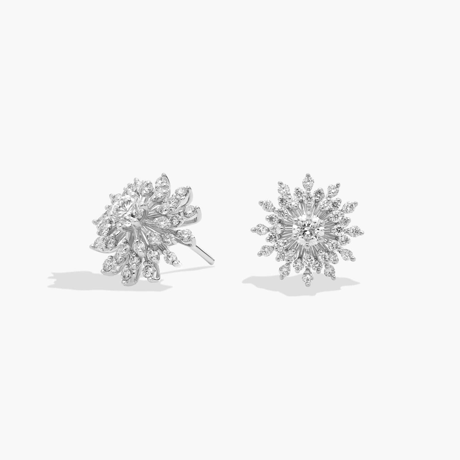 

Серьги-гвоздики с бриллиантами Sunburst из 14-каратного белого золота (1 карат, два) Blue Nile