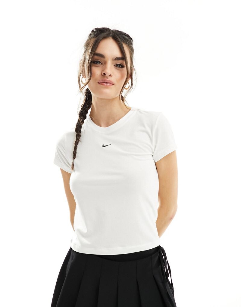 

Nike – белая короткая и облегающая футболка