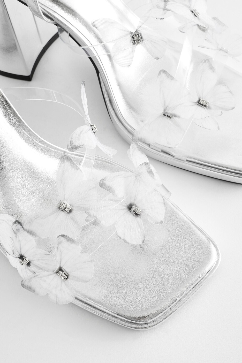 Босоножки Forever Comfort на блочном каблуке с узором «бабочка» Next, серебряный — фото 4