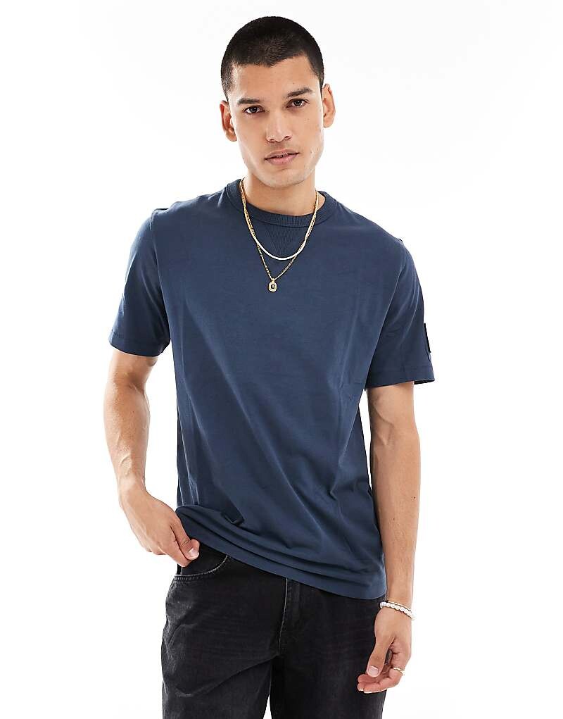 

Темно-синяя футболка с нашивками Calvin Klein Jeans