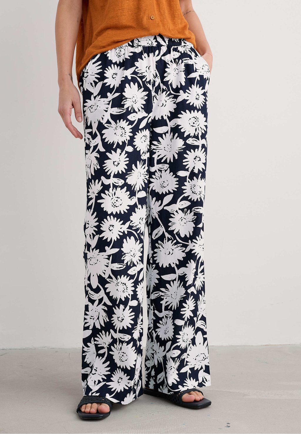 

Брюки Seasalt Cornwall, цвет Daisy Shadow Inkwell - Daisy Shadow Inkwell