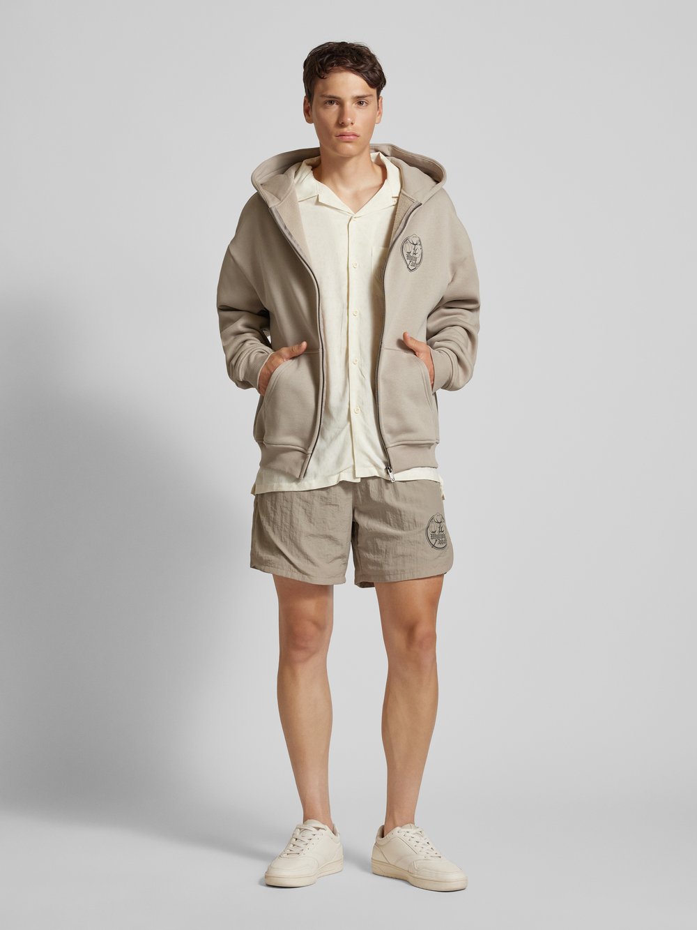

Шорты прямого кроя с этикеткой Multiply Apparel, бежевый