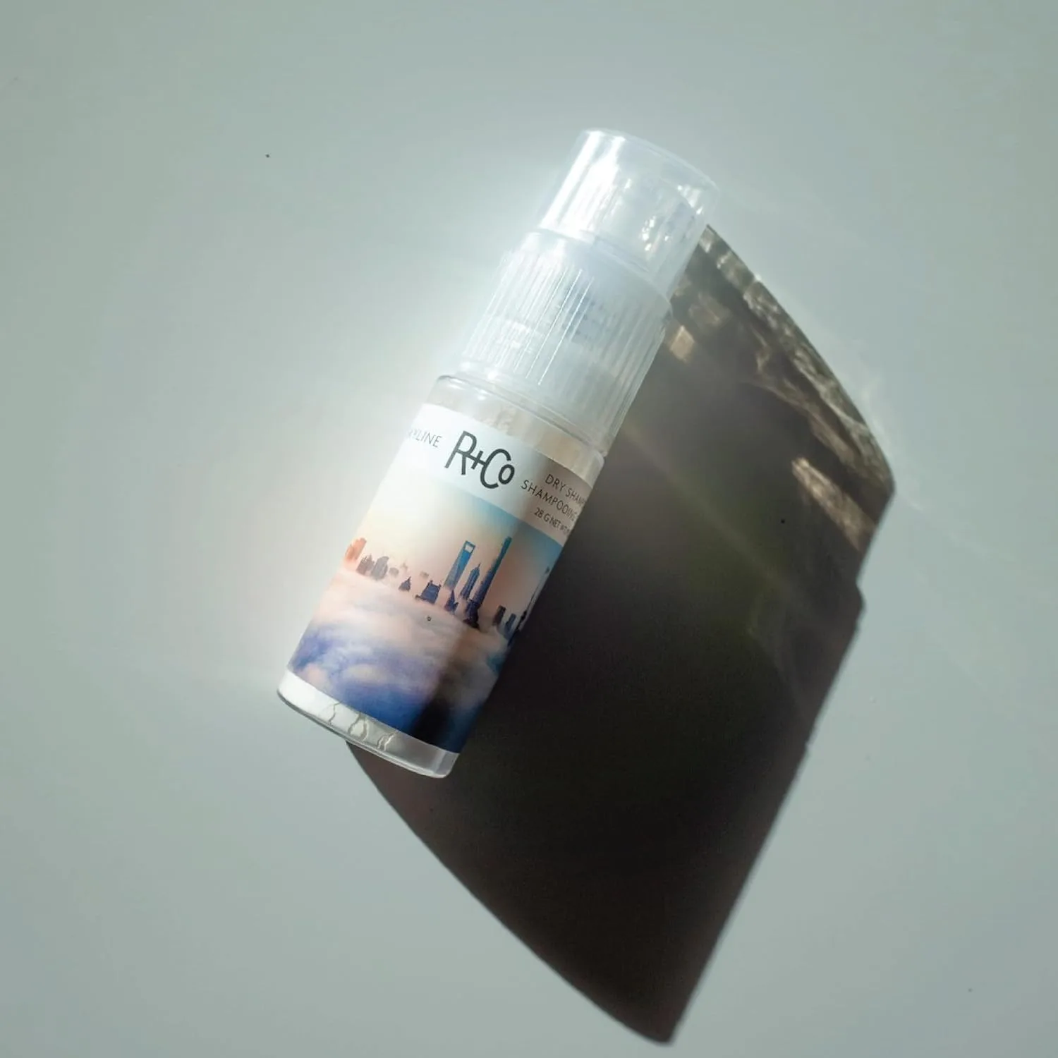R+Co Skyline Dry Shampoo Powder - сухой шампунь, поглощающий жир, без следов, для освежения волос между мытьем, добавляет объем и текстуру для всех типов волос, свежий аромат, 28 г (2 шт) 29,6 мл (2 шт.) — фото 4