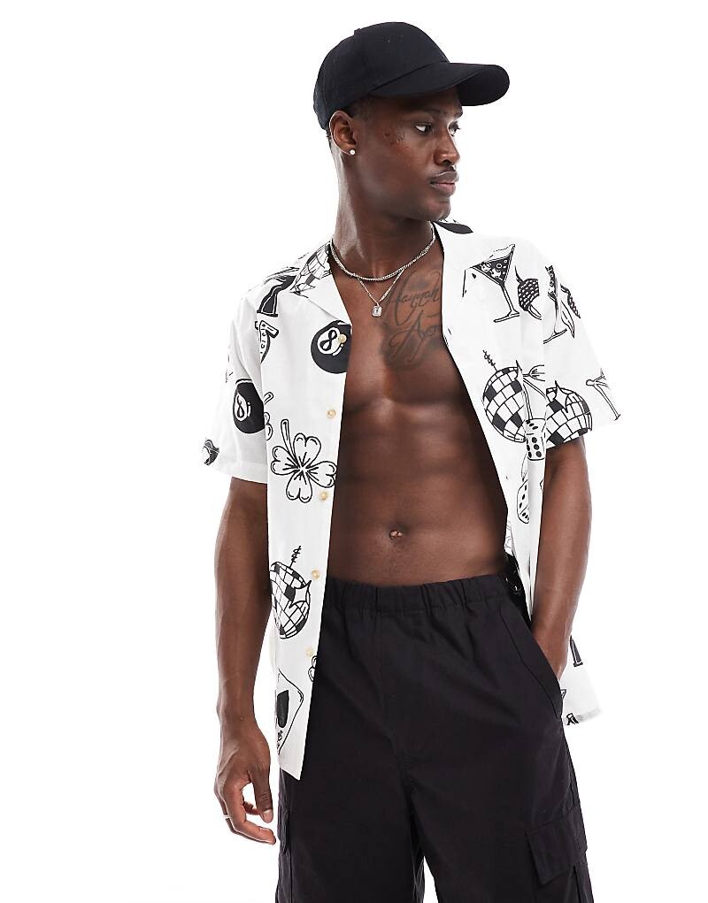 

ASOS DESIGN 2013 Белая рубашка свободного кроя с кубинским воротником в 3-х рядный узор с мотивом казино
