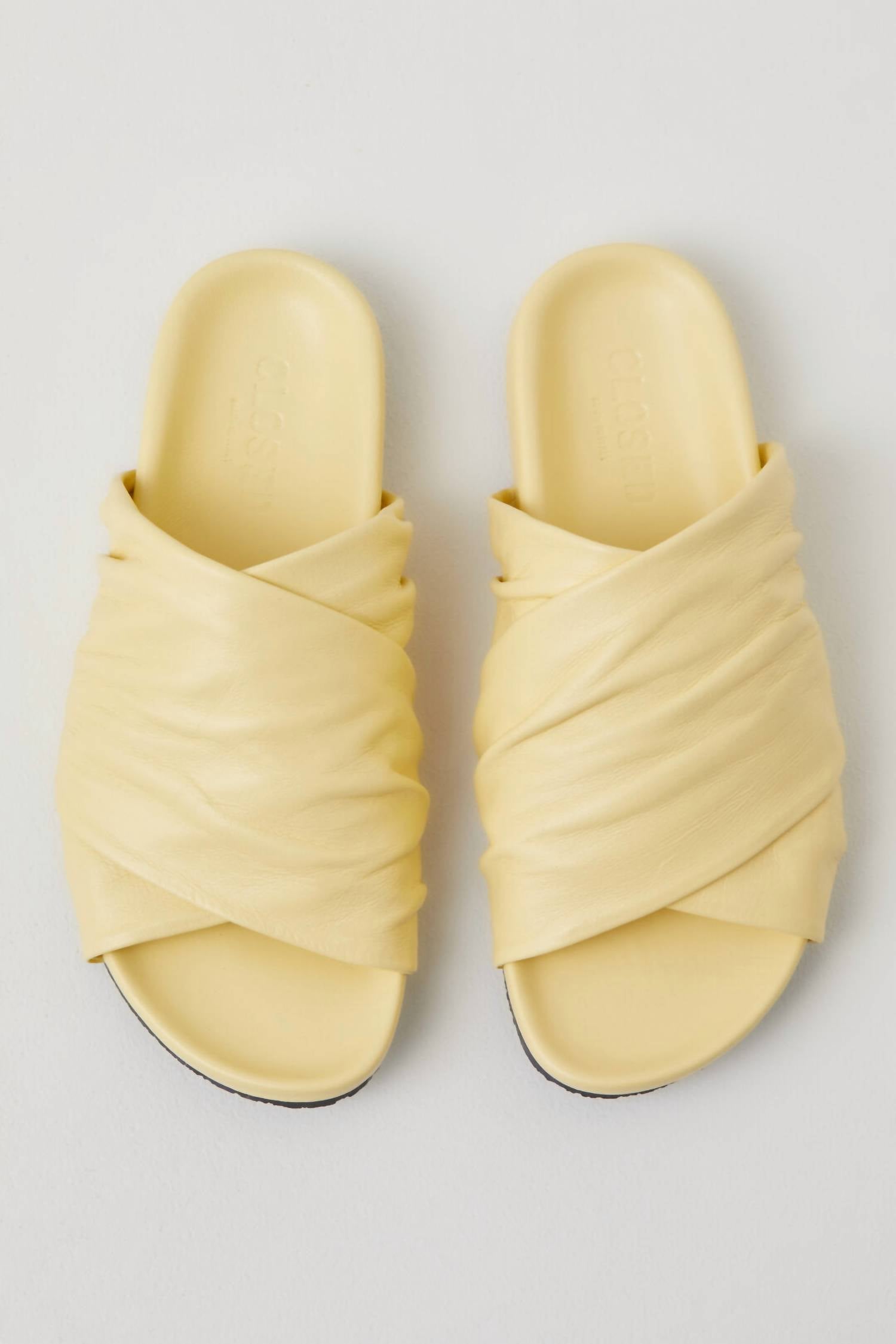 Женские итальянские кожаные сандалии Cross в цвете Yellow Orchid CLOSED — фото 4
